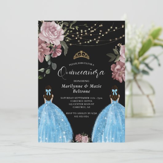 Periwinkle Blue Princess Floral Twins Quinceañera Einladung (Stehend Vorderseite)