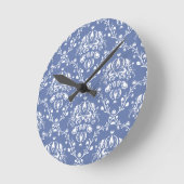 Periwinkle Blue und White Damask Runde Wanduhr (Winkel)