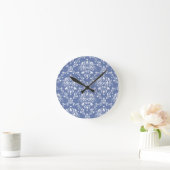 Periwinkle Blue und White Damask Runde Wanduhr (Zuhause)