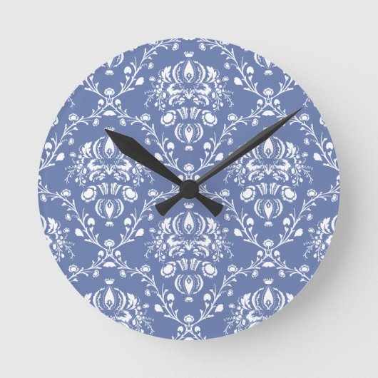 Periwinkle Blue und White Damask Runde Wanduhr (Vorderseite)