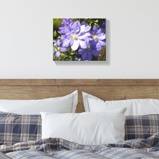Periwinkle Clematis Leinwanddruck (Insitu (Schlafzimmer))