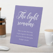 Periwinkle Das Licht bleibt Gedenkfeier Sockelschild (In SItu)