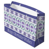Periwinkle Floral Accented Große Geschenktüte (Rückseite Schrägansicht)