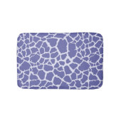 Periwinkle Giraffe Print Badematte (Vorderseite)