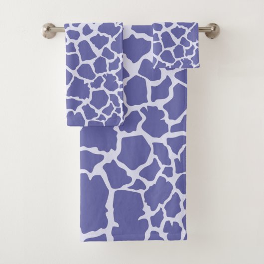 Periwinkle Giraffe Print Badhandtuch Set (Insitu)