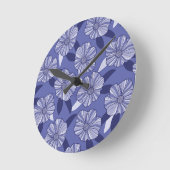 Periwinkle Lila Blumenmuster Runde Wanduhr (Winkel)