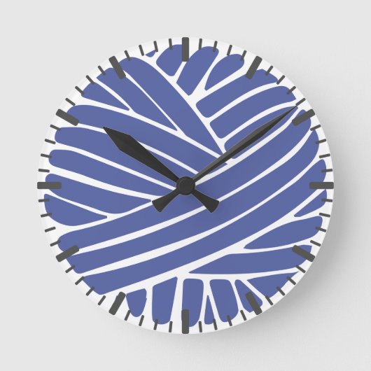 Periwinkle Minimal Moderner Garnball Rundschau Runde Wanduhr (Vorderseite)