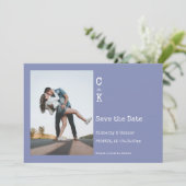 Periwinkle Minimalistisches Monogramm-Foto Save The Date (Stehend Vorderseite)