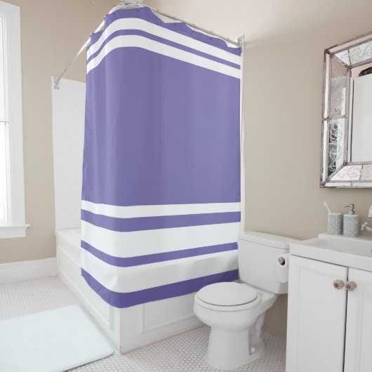 Periwinkle: Moderne Linien in Weiß Duschvorhang (Beispiel)