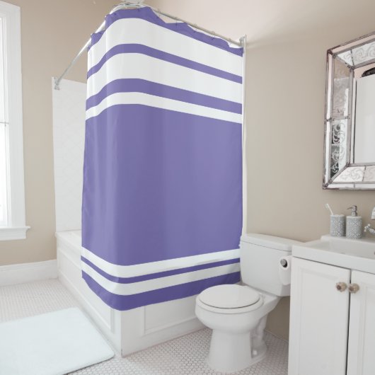 Periwinkle: Moderne Linien in Weiß Duschvorhang (Beispiel)
