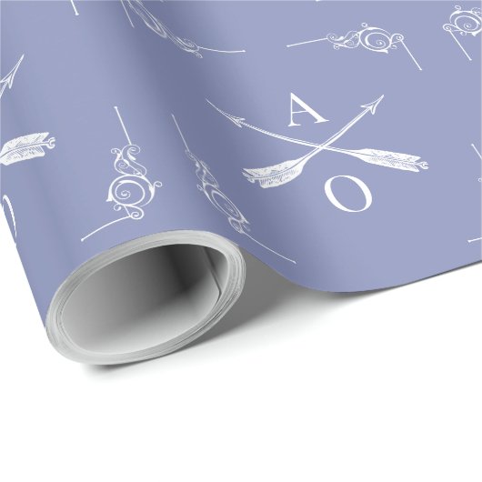 Periwinkle Monogramm und Pfeile Geschenkpapier (Rolleneckpunkt)