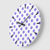 Periwinkle polka dots große wanduhr (Winkel)