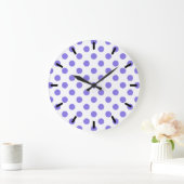 Periwinkle polka dots große wanduhr (Zuhause)