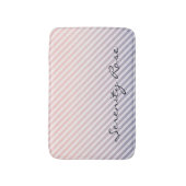 Periwinkle und weich rosa Ombre Streifen mit Namen Badematte (Vorderseite Vertikal)