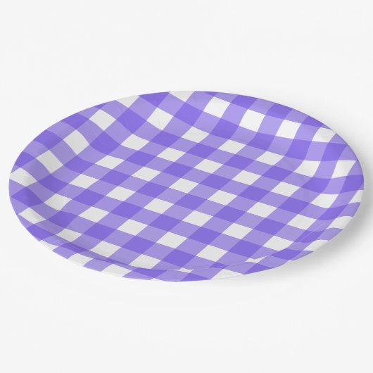 Periwinkle und weißer Gingham Pappteller (Schrägansicht)