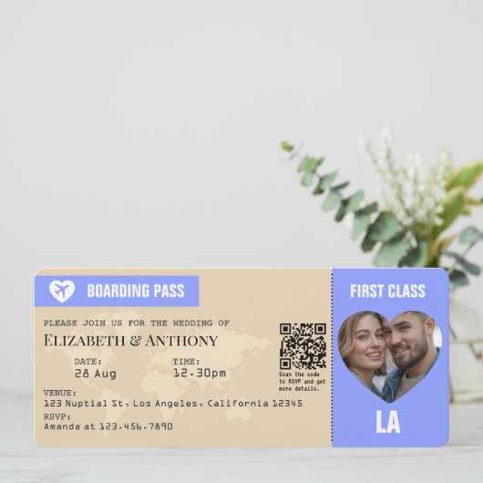 Periwinkle & Warm Sand Boarding Pass Wedding Einladung (Stehend Vorderseite)