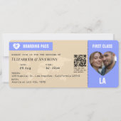 Periwinkle & Warm Sand Boarding Pass Wedding Einladung (Vorderseite)