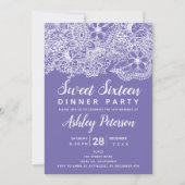 Periwinkle weiße Blumentypografie Sweet 16 Einladung (Vorderseite)