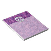 Perle wie Krebs Zodiac Sign auf der digitalen Camo Notizblock (angewinkelt)