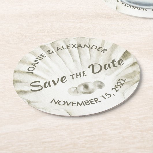 Perlen auf der weißen Scallop-Muschel Save the Dat Runder Pappuntersetzer (Angewinkelt)