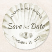 Perlen auf der weißen Scallop-Muschel Save the Dat Runder Pappuntersetzer (Vorderseite)