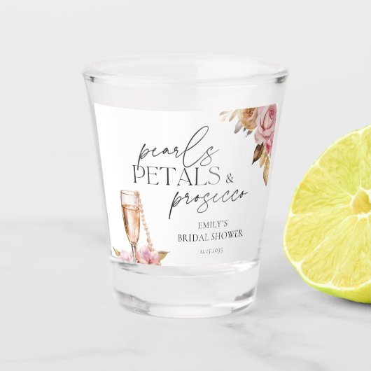 Perlen Blüten & Prosecco Florale Brautparty Schnapsglas (Vorderseite)