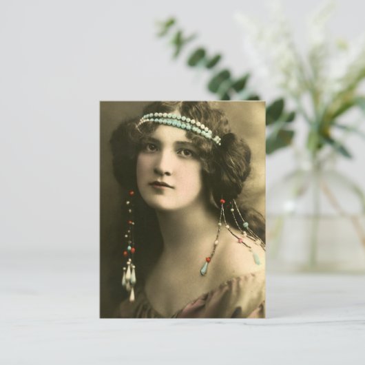 Perlen in ihrem Haar Postkarte (Stehend Vorderseite)