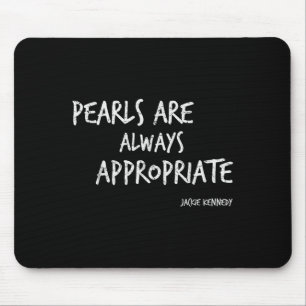 Perlen sind immer angemessen Jackie Kennedy Zitat Mousepad