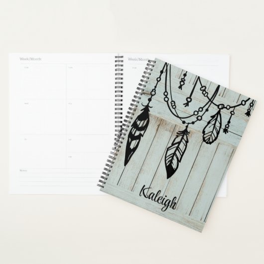 Perlen und Federn auf gewitterten Blue Barn Boards Planer (Anzeige)