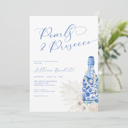 Perlen und Prosecco Blue Script Brautparty Einladung (Stehend Vorderseite)