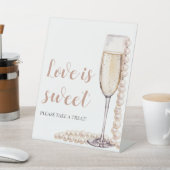 Perlen und Prosecco Champagner Liebe ist Sweet Sig Sockelschild (In SItu)