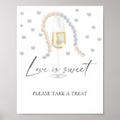 Perlen und Prosecco Liebe ist süß Poster (Vorne)