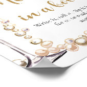 Perlen und Prosecco-Nachricht in einem Flaschensig Poster (Ecke)