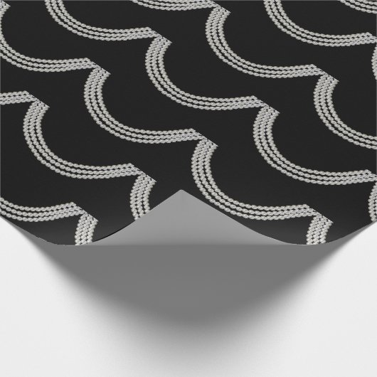 Perlenkette auf schwarz geschenkpapier (Ecke)
