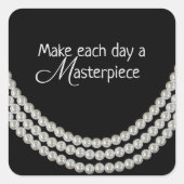 Perlenkette auf schwarz mit Zitat Quadratischer Aufkleber (Vorderseite)