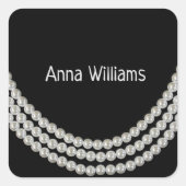 Perlenkette auf schwarz quadratischer aufkleber (Vorderseite)