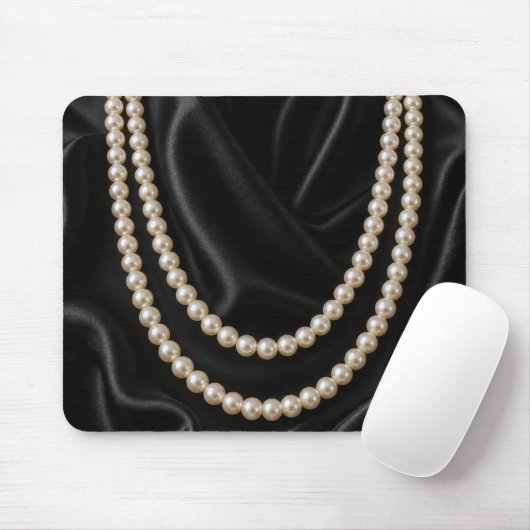 Perlenkette auf schwarzer Seide Mousepad (Mit Mouse)