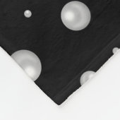 Perlenmuster auf schwarzem Hintergrund Fleecedecke (Ecke)