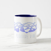 "Perpetuate positive vibes" Blaue Lila Kunst Zweifarbige Tasse (VorderseiteRechts)