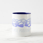 "Perpetuate positive vibes" Blaue Lila Kunst Zweifarbige Tasse (Mittel)