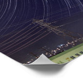Perseid-Sternspuren über Stadtlichtern Poster (Ecke)