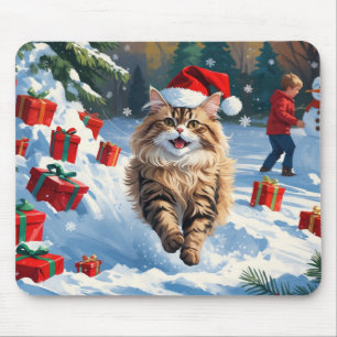 Perserkatze sitzt im Schnee mit Weihnachtsmütze Mousepad
