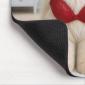 Perserkatze trägt einen roten BH Mousepad (Ecke)
