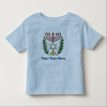Persian Magen David Menorah Kleinkind T-shirt<br><div class="desc">Dieses Bild wurde aus einer antiken persischen jüdischen Fliese mit einer Menorah mit einem Magen David (Stern von David) gerahmt von Olivenzweigen. Die Unvollkommenheiten des originalen,  handbemalten Bildes wurden bewahrt.</div>