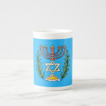 Persian Magen David Menorah Porzellantasse<br><div class="desc">Dieses Bild wurde aus einer antiken persischen jüdischen Fliese mit einer Menorah mit einem Magen David (Stern von David) gerahmt von Olivenzweigen. Die Unvollkommenheiten des originalen,  handbemalten Bildes wurden bewahrt.</div>