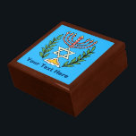 Persian Magen David Menorah Schmuckschachtel<br><div class="desc">Dieses Bild wurde aus einer antiken persischen jüdischen Fliese mit einer Menorah mit einem Magen David (Stern von David) gerahmt von Olivenzweigen. Die Unvollkommenheiten des originalen,  handbemalten Bildes wurden bewahrt.</div>