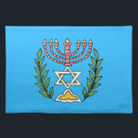Persian Magen David Menorah Tischset<br><div class="desc">Dieses Bild wurde aus einer antiken persischen jüdischen Fliese mit einer Menorah mit einem Magen David (Stern von David) gerahmt von Olivenzweigen. Die Unvollkommenheiten des originalen,  handbemalten Bildes wurden bewahrt.</div>