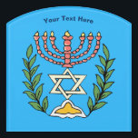 Persian Magen David Menorah Türschild<br><div class="desc">Dieses Bild wurde aus einer antiken persischen jüdischen Fliese mit einer Menorah mit einem Magen David (Stern von David) gerahmt von Olivenzweigen. Die Unvollkommenheiten des originalen,  handbemalten Bildes wurden bewahrt. Fügen Sie Ihren eigenen Text hinzu.</div>