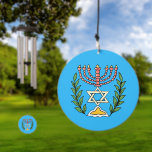 Persian Magen David Menorah Windspiel<br><div class="desc">Dieses Bild wurde aus einer antiken persischen jüdischen Fliese mit einer Menorah mit einem Magen David (Stern von David) gerahmt von Olivenzweigen. Die Unvollkommenheiten des originalen,  handbemalten Bildes wurden bewahrt.</div>