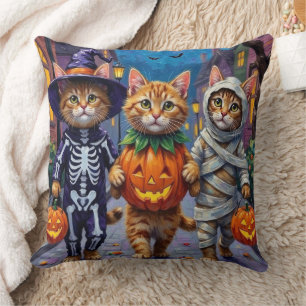 Persienkatzen beim Trick-or-Treat an Halloween-Kos Kissen